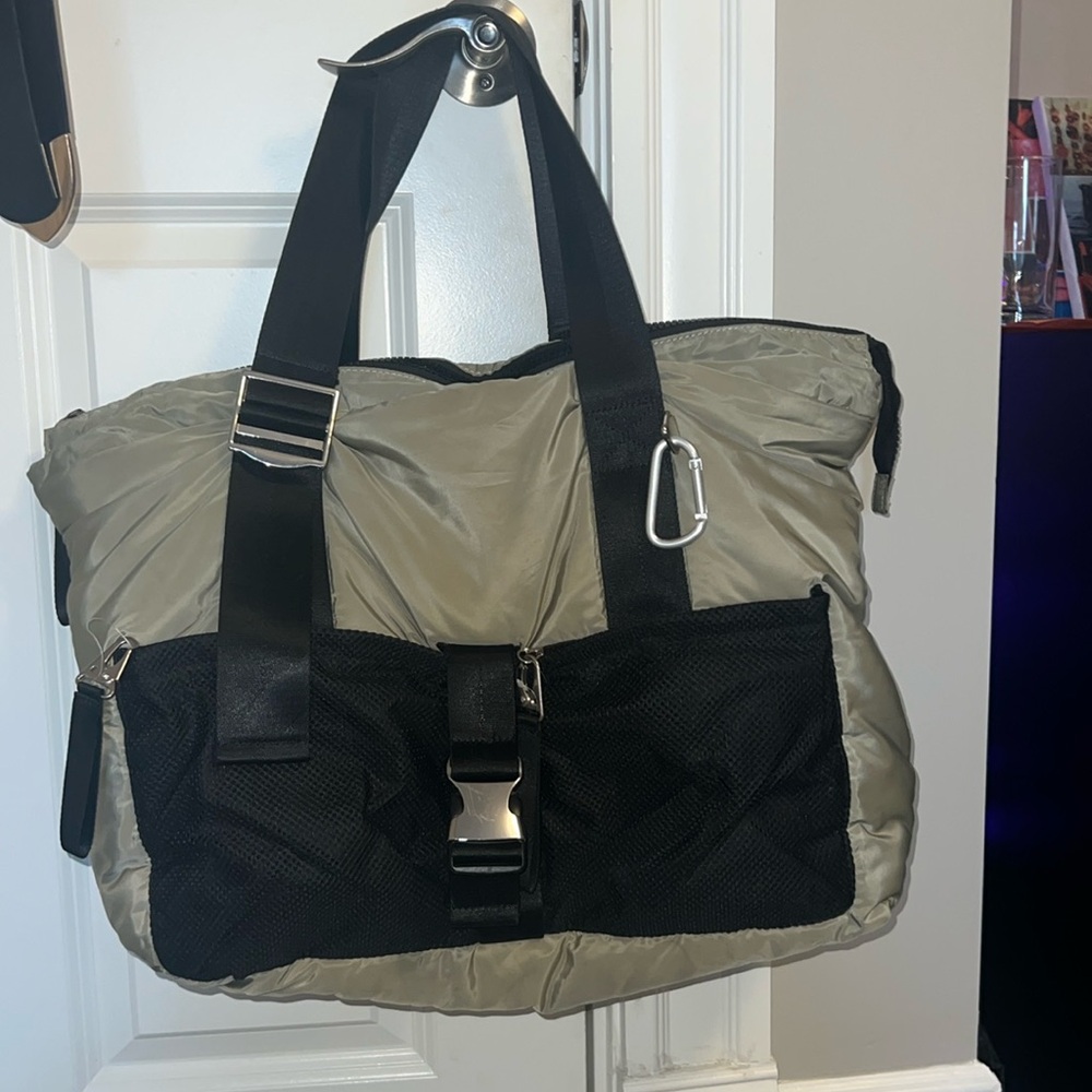 Mid sized duffle bag